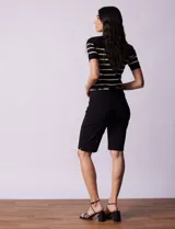 Bermuda blanca en gabardina elastizada, marca Ruby Rd. Pretina ancha elastizada. Delantera con bolsillos simulados. Trasera con bolsillos aplicados.