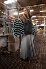 Falda midi plisada con elástico en la cintura y estampado abstracto en tonos grises.