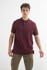 Remera polo color borgoña de manga corta con cuello clásico y tapeta de dos botones. Corte recto.