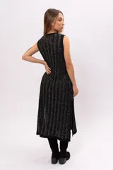 Vestido largo negro con textura brillante, corte recto, cuello redondo y sin mangas.