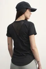 Remera deportiva de poliéster color negro con cuello redondo y mangas cortas.