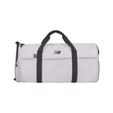 Bolso deportivo New Balance Large Duffel, color blanco con detalles en negro. Cuenta con asas de mano y correa ajustable para el hombro, compartimento principal con cierre y bolsillo exterior con cierre.