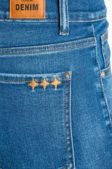 Pantalón de jean azul de corte wide leg y tiro medio.