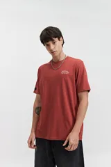 Remera color ladrillo de manga corta con estampado en el pecho.