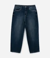 Pantalón de jean azul oscuro, corte balloon, con cintura con trabillas, cierre tradicional y bolsillos.