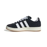 Championes Adidas Campus 00s, color negro con las tres tiras laterales blancas, detalle de la palabra "Campus" en el lateral y suela color hueso con base marrón.