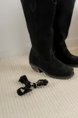 Bota de cuero negra con estribo desmontable.