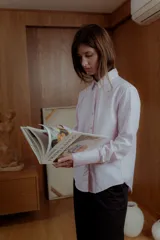 Camisa de vestir rosa claro a rayas verticales blancas, de corte clásico y mangas largas.