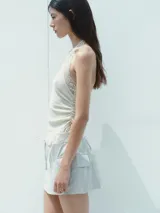 Top halter color ladrillo con textura y detalle de encaje a tono en cuello, sisas y ruedo.