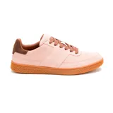 Sneaker retro para mujer de color rosa claro, con detalles en marrón y suela de goma. Ideal para un look casual.
