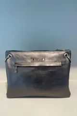 Sobre de cuero vacuno color bordó, con diseño frontal decorado con múltiples ojalillos metálicos plateados dispuestos en cuatro círculos. Cuenta con cierre superior y correa larga ajustable para llevar al hombro o cruzada.