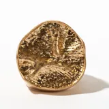 Anillo dorado con textura irregular.