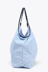 Bolso tipo shopper en tejido con rayas celestes y grises. Asa a contraste de color negro y material sintético con detalles metálicos.