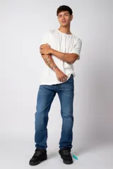 Pantalón jean azul de corte recto y ajuste relaxed fit, con bolsillos delanteros y traseros.