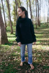 Sweater de punto grueso color azul marino, con cuello alto tipo tortuga y corte holgado.