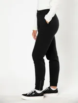 Pantalón de jogging negro con cintura ajustable con cordón y puños elásticos.