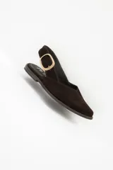 Zapato chata de cuero color marrón con textura tejida y hebilla dorada.
