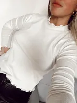 Remera de morley de algodón con terminación en cuello y mangas, de corte cropped.