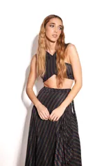 Top cruzado, confeccionado en tejido con sutil brillo multicolor. Diseño sin mangas con tiras anchas que se cruzan al frente y realzan la figura.