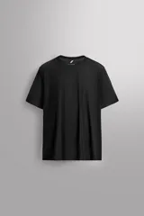 Camiseta deportiva negra de tejido técnico con estructura, ligero y elástico. Tiene cuello redondo, manga corta y costuras termofijadas.