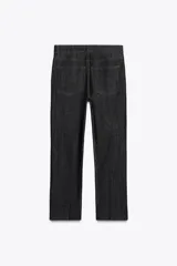 Jeans de tiro alto color marrón, corte slim fit y bootcut, con cinco bolsillos y cierre frontal con cremallera y botón.