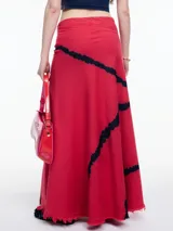 Falda larga verde con estampado tie-dye azul y terminación desflecada.