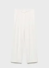 Pantalón de lyocell blanco, de corte palazzo, tiro medio y cinturón tipo lazo en la cintura.