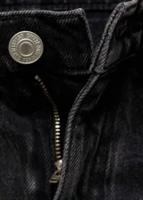 Pantalón de jean negro con corte recto, tiro medio, cinco bolsillos y ruedo con vuelta.