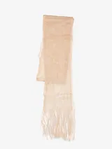 Bufanda rectangular color beige, de tejido calado con flecos en los extremos.