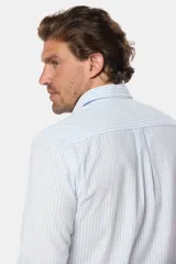 Camisa de manga larga con rayas verticales color beige y blanco, modelo slim fit, con botones personalizados.