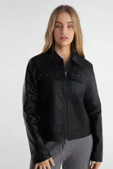 Campera negra de simil cuero con cierre central, cuello clásico y dos bolsillos con solapa en el pecho.