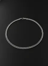 Collar plateado de acero con eslabones tipo cadena cubana.