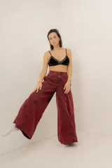 Jean de corte wide leg color óxido, confeccionado en 100% algodón, de tiro medio y diseño exclusivo de BRAVA.