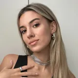 Choker de aleación de metales, con diseño elegante y disponible en múltiples colores.