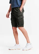 Bermuda cargo color gris oscuro, con cintura elastizada, bolsillos laterales tipo cargo y pasacinto.