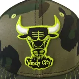 Gorro New Era 59Fifty de camuflado con logo de los Chicago Bulls bordado en amarillo flúor y texto "Windy City" en el frente.