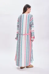 Kaftan largo con estampado geométrico multicolor, mangas anchas y cinturón blanco.
