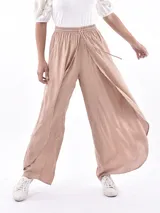 Pantalón palazzo lila con cintura elastizada y aberturas frontales.