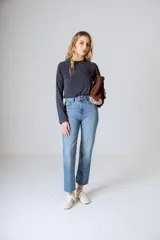 Camiseta de manga larga color gris oscuro con cuello redondo y logo bordado en el pecho.