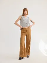 Pantalón de lino azul con corte palazzo y vivos a contratono color beige en los laterales.