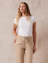 Remera blanca de rib, marca Tahari, con cuello redondo a la base y mangas cortas.
