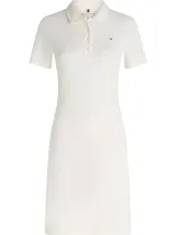 Vestido corto tipo chomba de Tommy Hilfiger, color blanco, de corte slim, con cuello polo, cartera de botones y logo bordado en el pecho.
