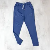 Jogger color azul piedra, confeccionado en algodón sin felpa, con tiro medio y puños ajustados.