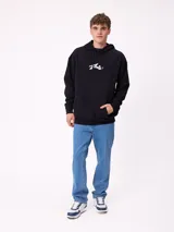 Canguro negro con capucha y cordones ajustables, bolsillo canguro frontal y logo de Rusty estampado en el pecho.