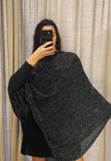 Poncho negro con lurex plateado.