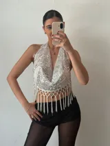 Top halter blanco con lentejuelas plateadas y flecos.