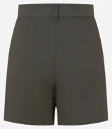 Short sastrero color verde militar, de tiro alto y corte recto. Confeccionado en bengalina con viscosa certificada, trabillas en la cintura y cierre tradicional.