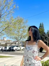 Musculosa con estampado floral, breteles finos y escote redondo.
