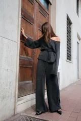 Pantalón ancho de punto color gris oscuro, con cintura elástica y tiro alto.