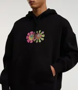 Buzo negro de algodón con felpa, corte boxy, capucha con cordón ajustable, manga larga, bolsillo canguro y estampa de Bob Esponja.